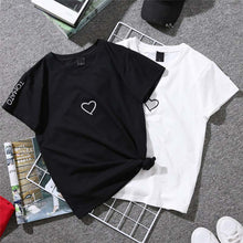 Laden Sie das Bild in den Galerie-Viewer, Heart Print T